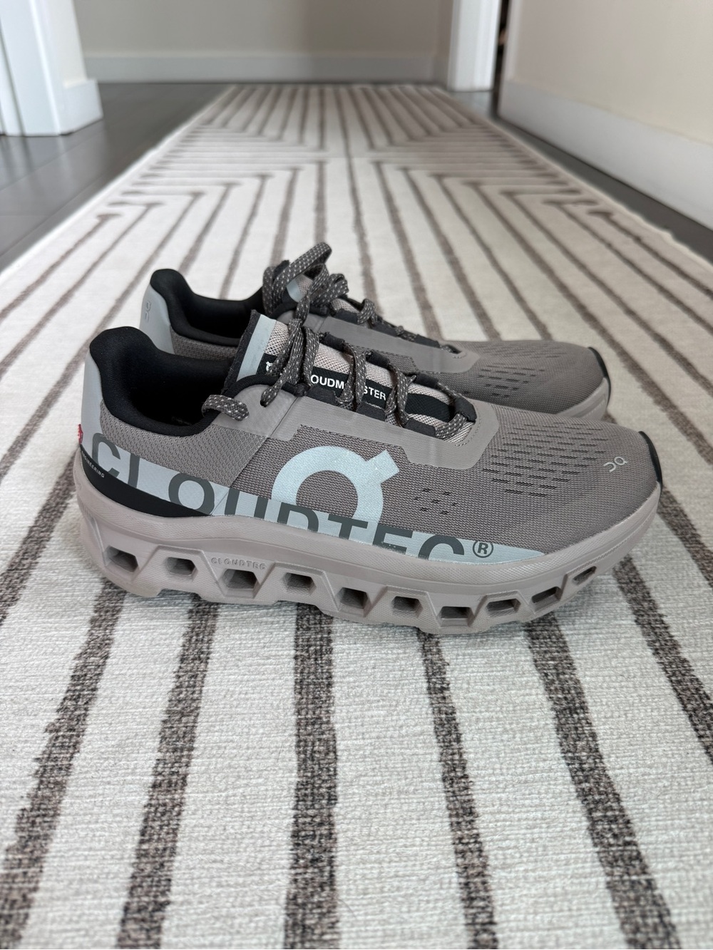 On Running Cloudmonster Running Shoes in Gray